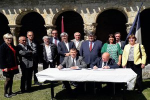 Signature of an agreement at the French-Spanish border